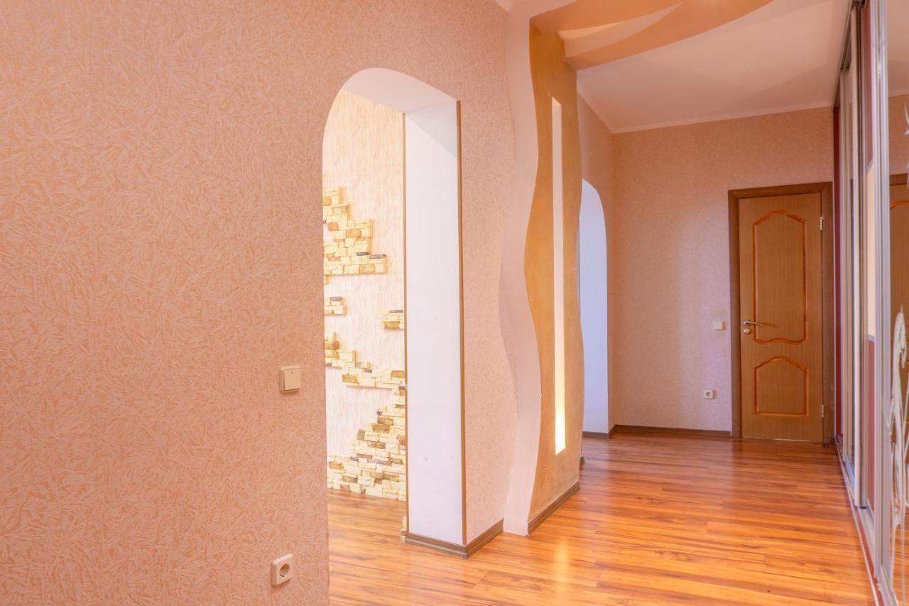 Big Studio Apartment Near River Mall كييف المظهر الخارجي الصورة